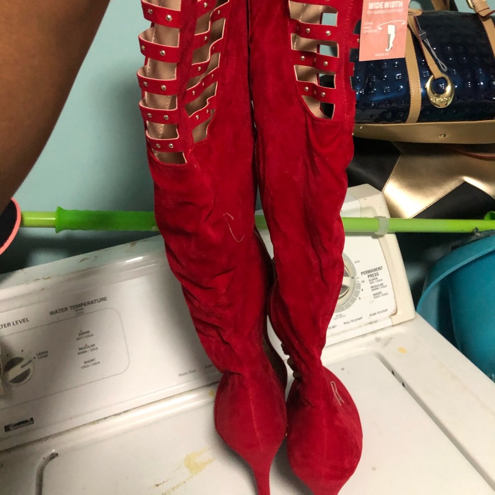 Red sucide boots